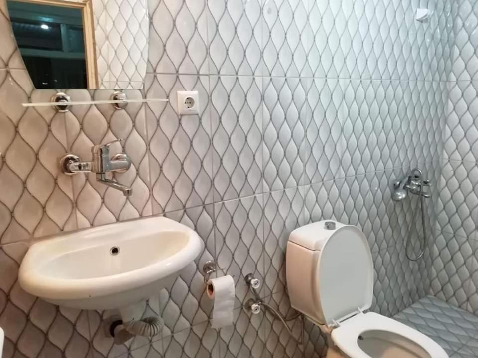 Oezguen Otel